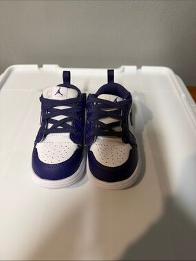 Nike Kids Low-Top Sneakers in White and Purple